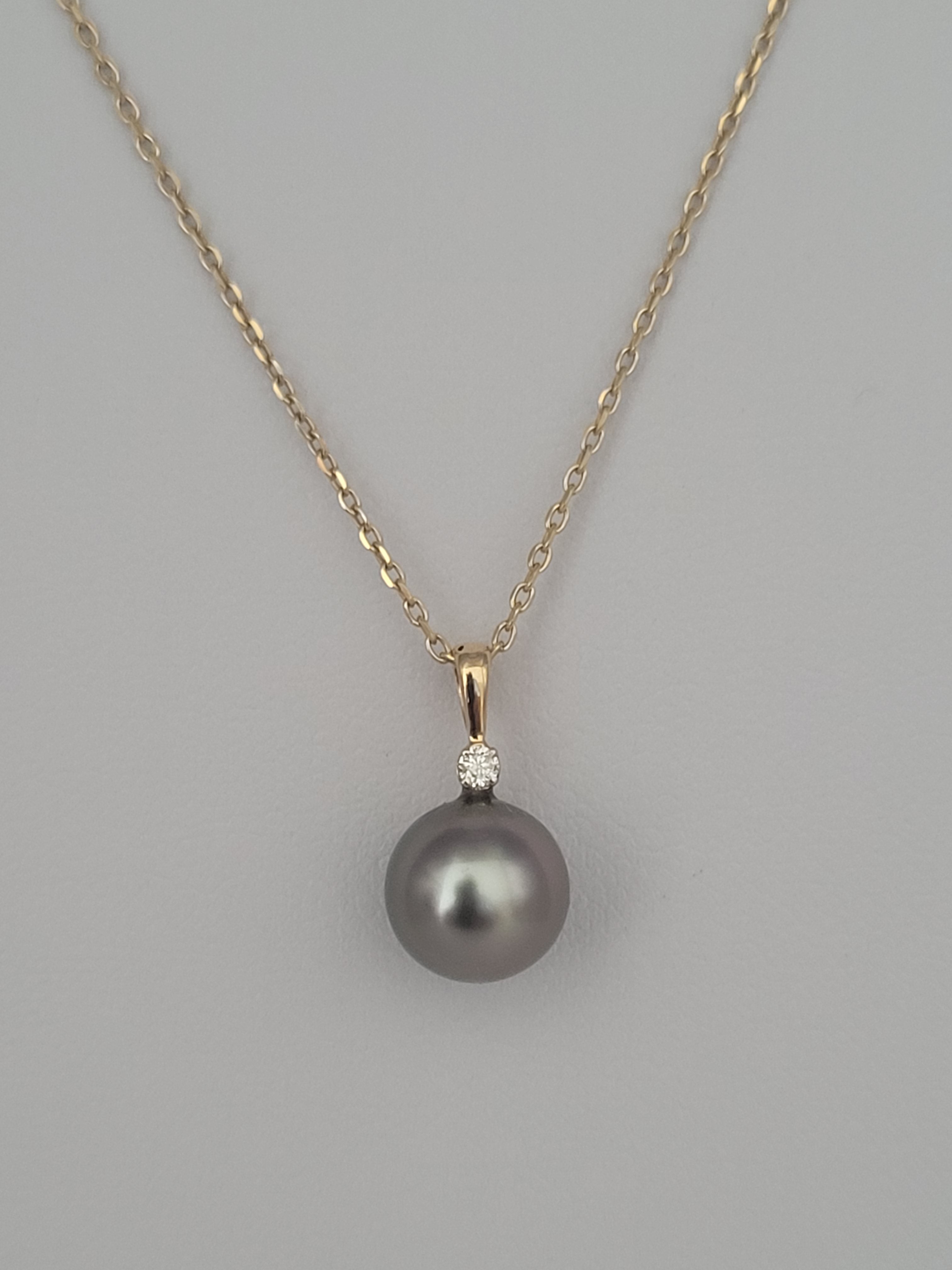 Pendant Necklace of a Tahiti Pearl 9-10 mm AAA, Diamond and 18K
