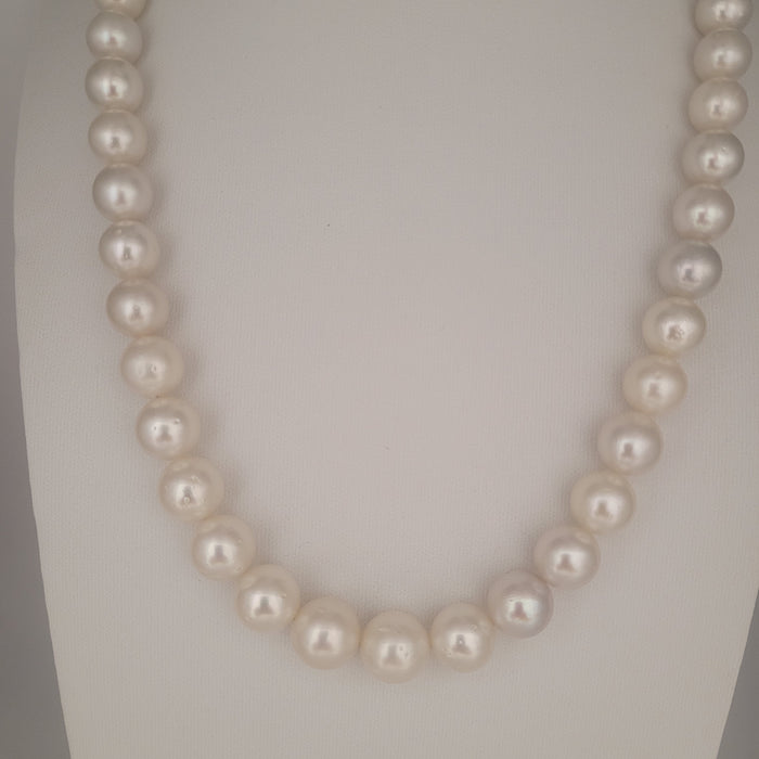 What South Sea Pearls Round 10-12 mm 18 Gold Clasp