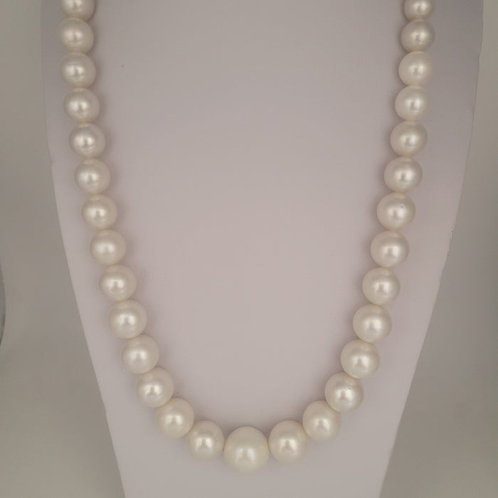 White South Sea Pearls Round 8-15 mm 18K Gold Clasp