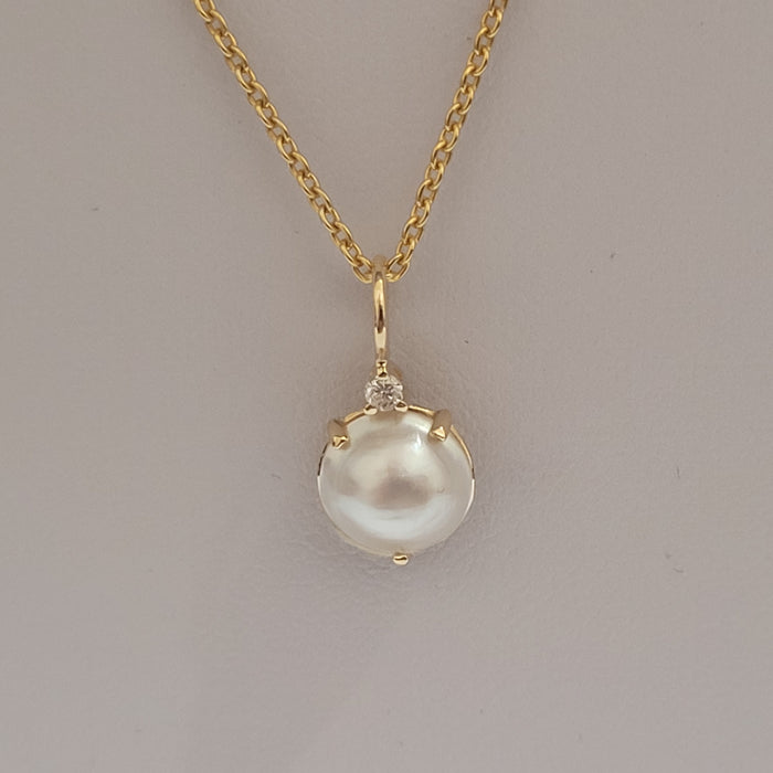 Yellow Gold 18K Diamond and Australian Mabe Pearl Pendant Necklace